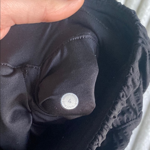 Black lululemon hotty hot shorts - Picture 3 of 4